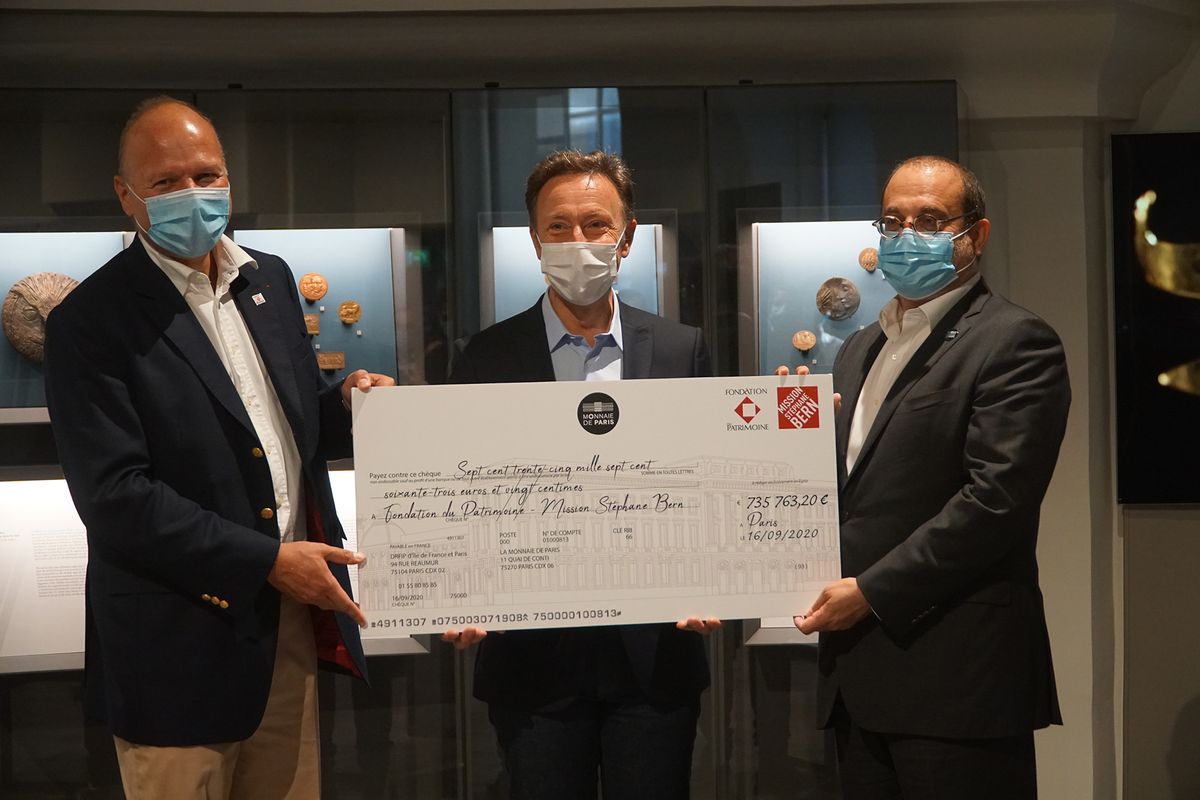Remise de chèque de la Monnaie de Paris à la Fondation du patrimoine. Courtesy Monnaie de Paris.