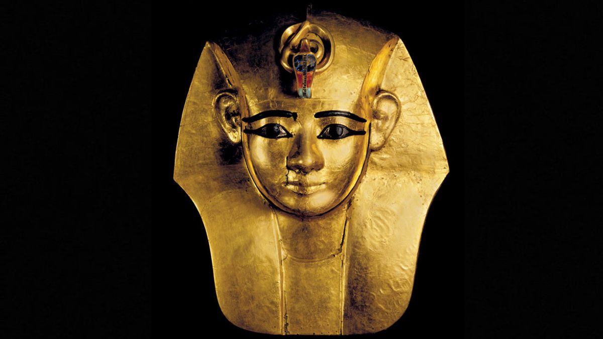 Le Masque en bois doré du cercueil d’Aménémopé, qui sera présenté dans l'exposition « Ramsès et l’or des pharaons » à La Grande Halle de la Villette, à Paris. © World Heritage Exhibitions