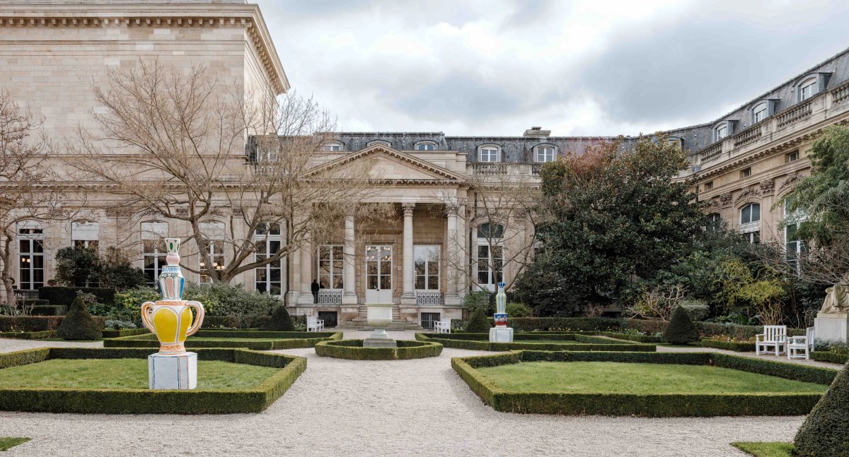 Jardin des Quatre-Colonnes à l'Assemblée nationale, œuvres d’Alexandre Benjamin Navet. © Courtesy de l’artiste & Galerie Derouillon, Paris. Photo : Gregory Copitet