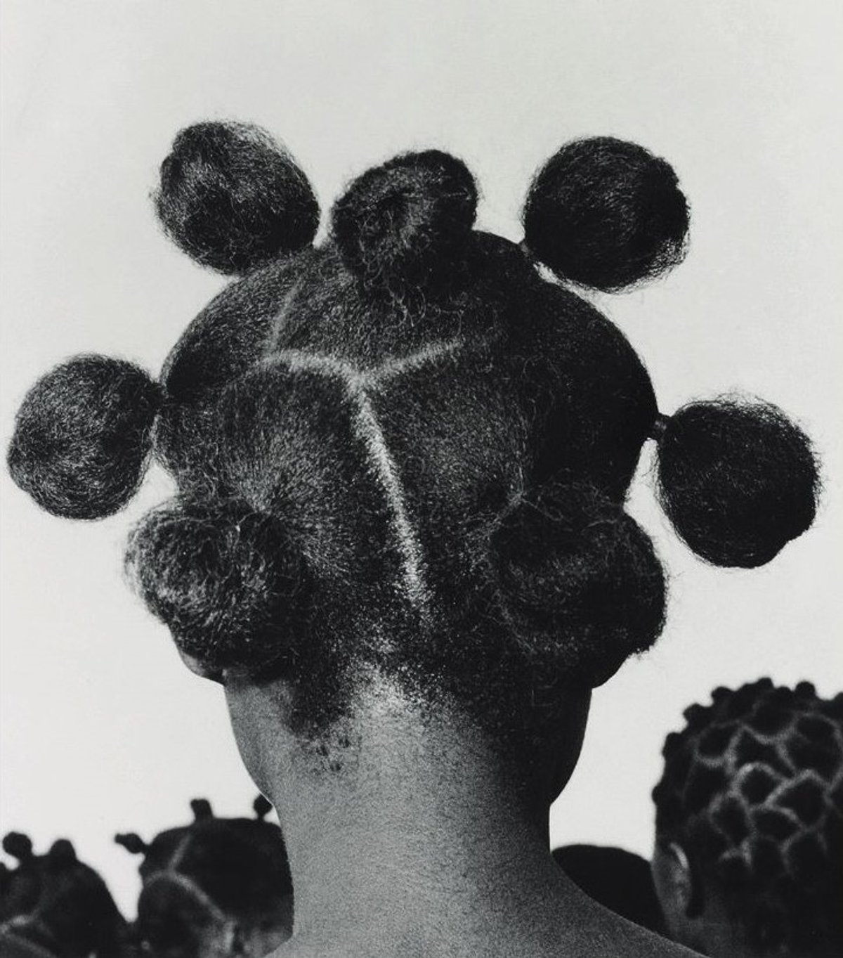 J.D. ‘Okhai Ojeikere, Sans titre (Mkpuk Eba), série Hairstyles, 1974, photographie argentique noir et blanc, Collection d’entreprise Neuflize OBC. © J.D. ‘Okhai Ojeikere. Courtesy de la Collection d’entreprise Neuflize OBC