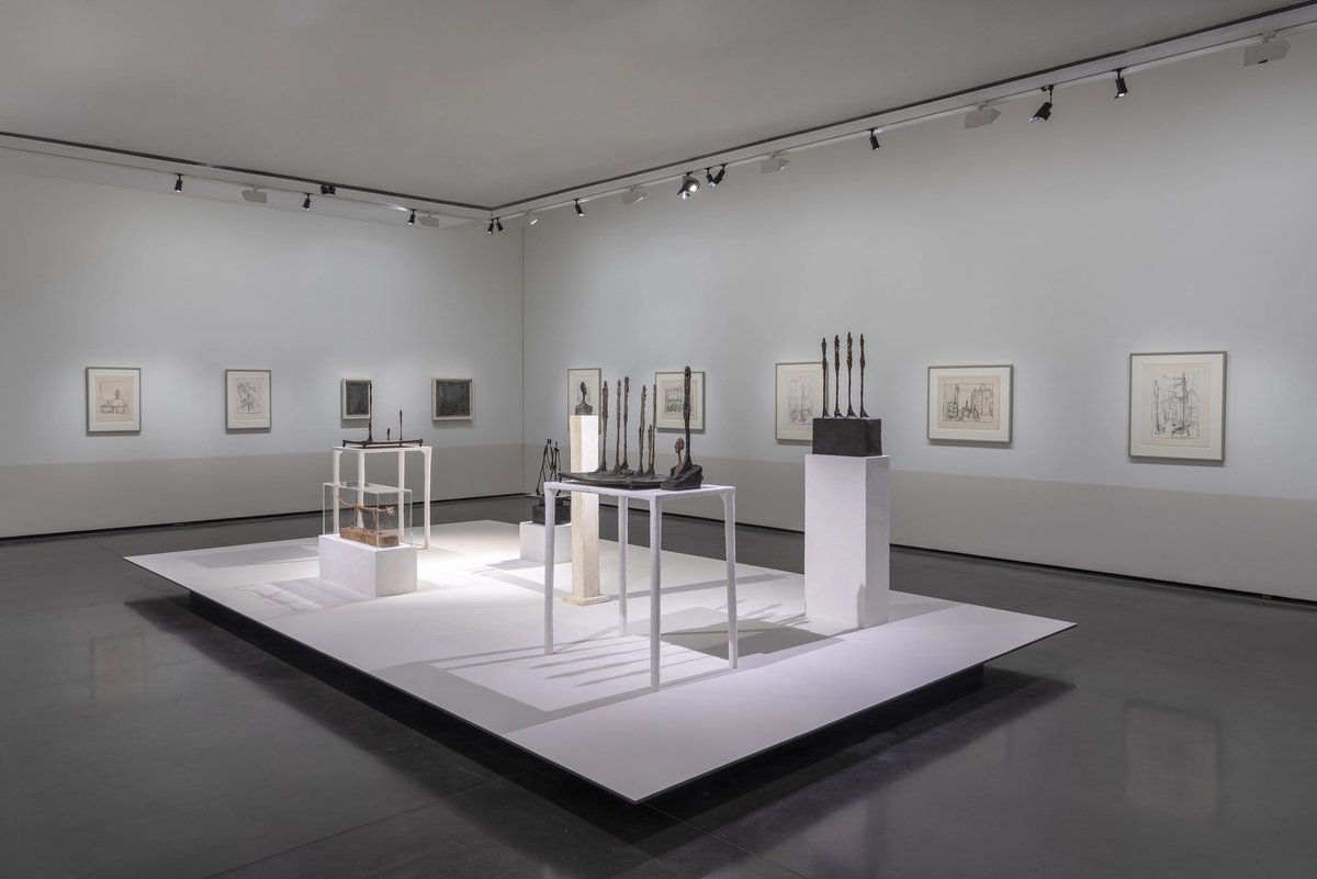 Vue de l'exposition « Le Temps de Giacometti (1946-1966) » aux Abattoirs, Musée - Frac Occitanie Toulouse. Salle « Giacometti expose. 1951, Galerie Maeght ». © Succession Alberto Giacometti / Adagp, Paris, 2023. © Photo : Cyril Boixel