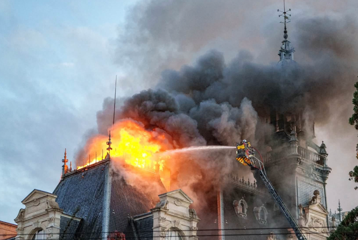 L'hôtel de ville de Limoges incendié par des émeutiers le 17 octobre 2026. Ville de Limoges