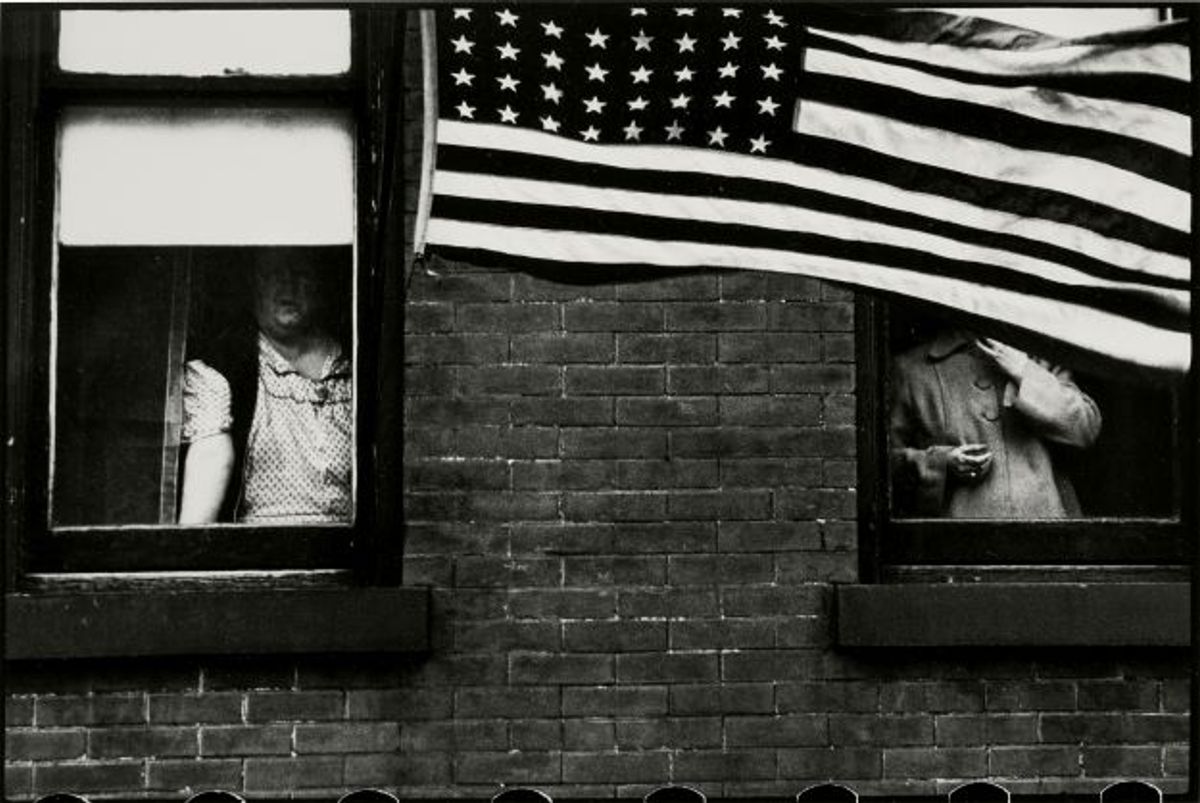 Robert Frank, Parade Hoboken, New Jersey, 1955, épreuve gélatino-argentique, est. 110 000-170 000 euros.
© Sotheby's