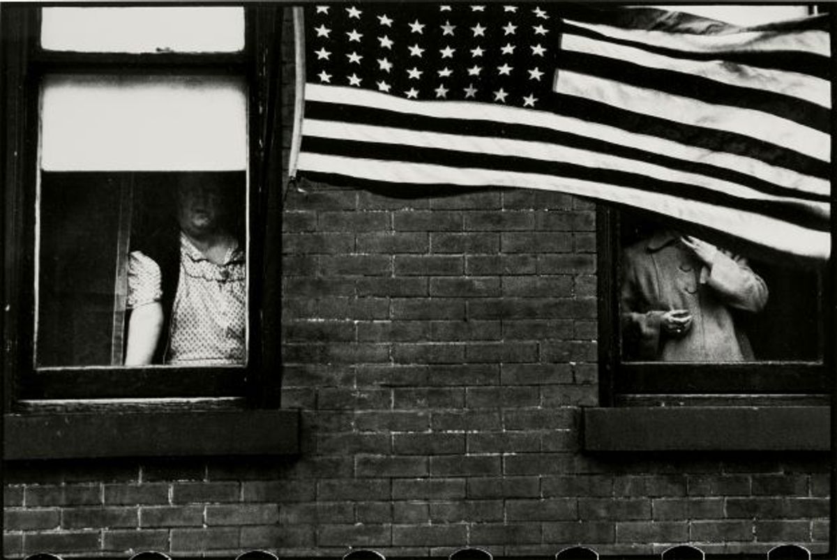 Robert Frank, Parade Hoboken, New Jersey, 1955, épreuve gélatino-argentique, est. 110 000-170 000 euros. 

© Sotheby's