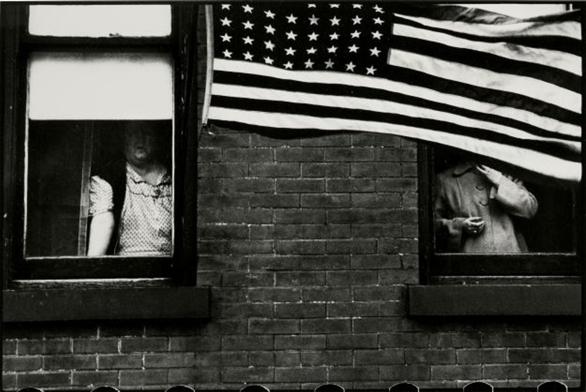Robert Frank, Parade Hoboken, New Jersey, 1955, épreuve gélatino-argentique, est. 110 000-170 000 euros.
© Sotheby's