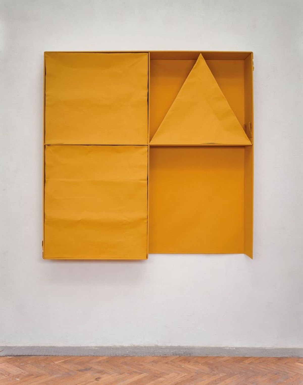 Franz Erhard Walther, Gelbproportion brechen (Proportion jaune, cassée), 1984, coton teint et bois. Courtesy de la galerie Jocelyn Wolff, Paris