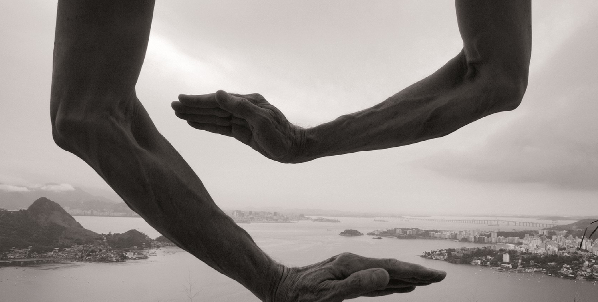 Arno Rafael Minkkinen, Swimming in the air, Looking Towards Sugarloaf, Niteroi, Brésil, 2016. © Arno Rafael Minkkinen, Courtoisie Galerie Camera Obscura