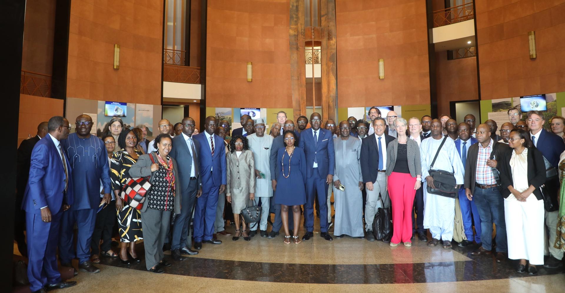 Les directeurs de musées africains et européens réunis à l'occasion du premier forum international ayant donné lieu à la « Déclaration de Dakar » au Musée des Civilisations noires, du 25 au 27 avril 2023. Crédit : Tous droits réservés