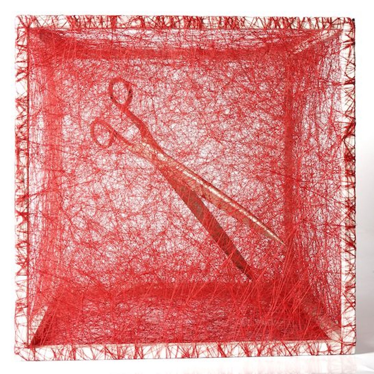 Chiharu Shiota, State of Being (scissors), 2013, métal, ciseaux et fil rouge, est. 50 000-80 000 euros. © Art Research Paris