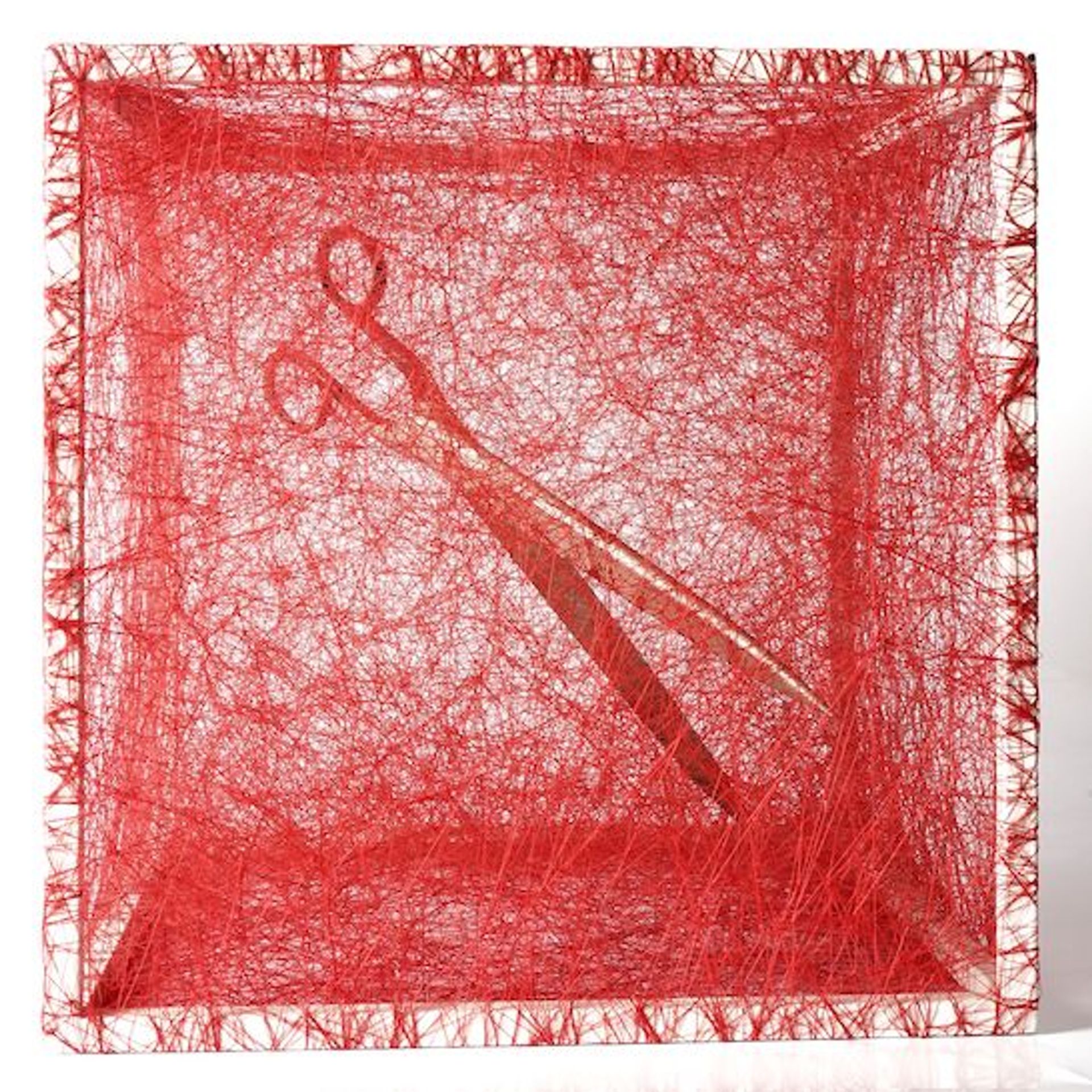Chiharu Shiota, State of Being (scissors), 2013, métal, ciseaux et fil rouge, est. 50 000-80 000 euros. © Art Research Paris