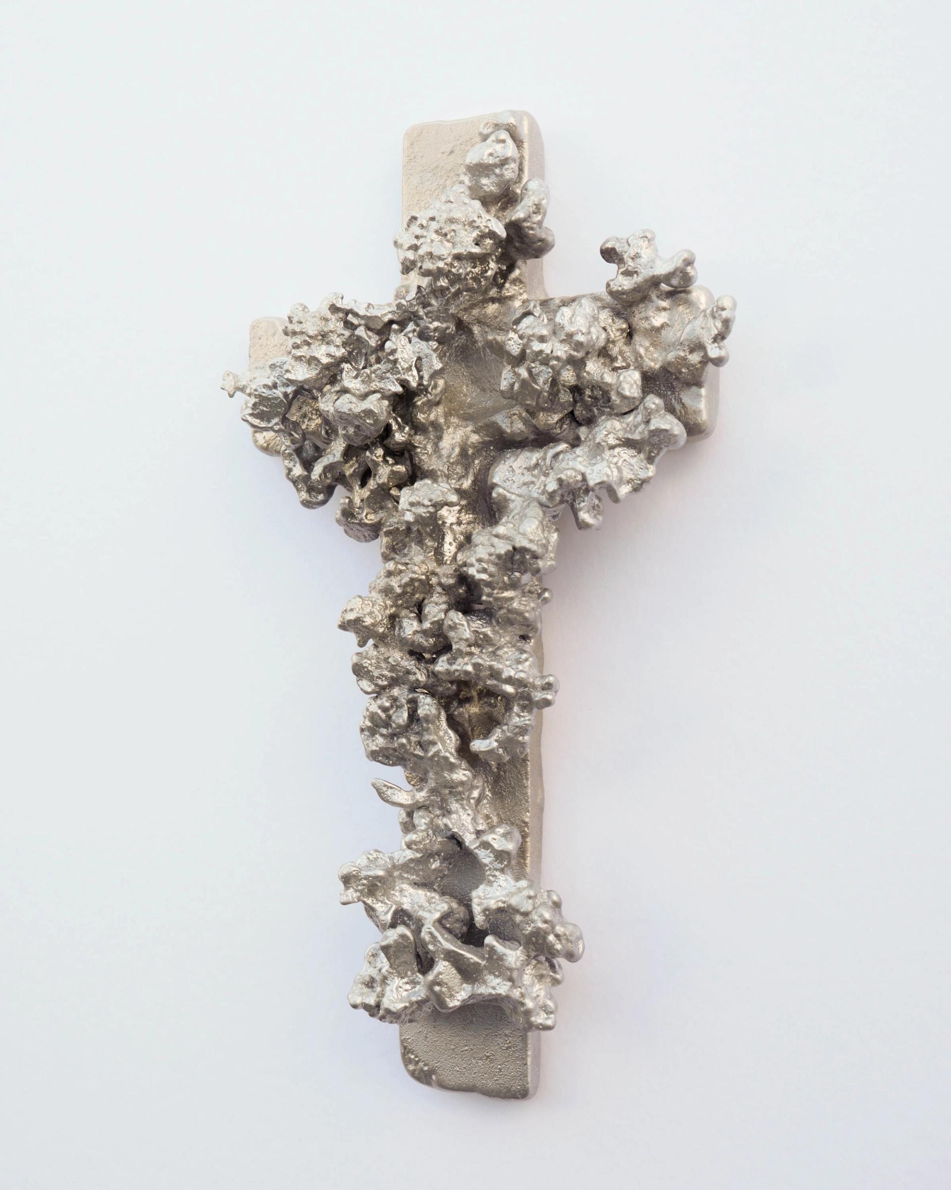 Christian Gonzenbach, Crucifix, 2016, fonte d’aluminium. Prix : 2000 euros. Courtesy galerie Sator, Paris