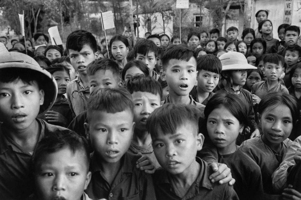 Marc Riboud, À la sortie de l’école dans un village de la côte, Nord Vietnam, 1969, épreuve argentique. © Fonds Marc Riboud/ musée national des Arts asiatiques – Guimet