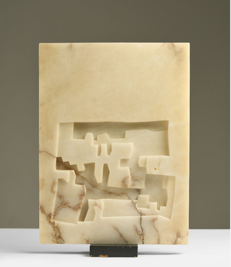Néstor Basterretxea, Composition, 1975, albâtre sculpté et gravé. Courtesy Côte Basque Enchères


