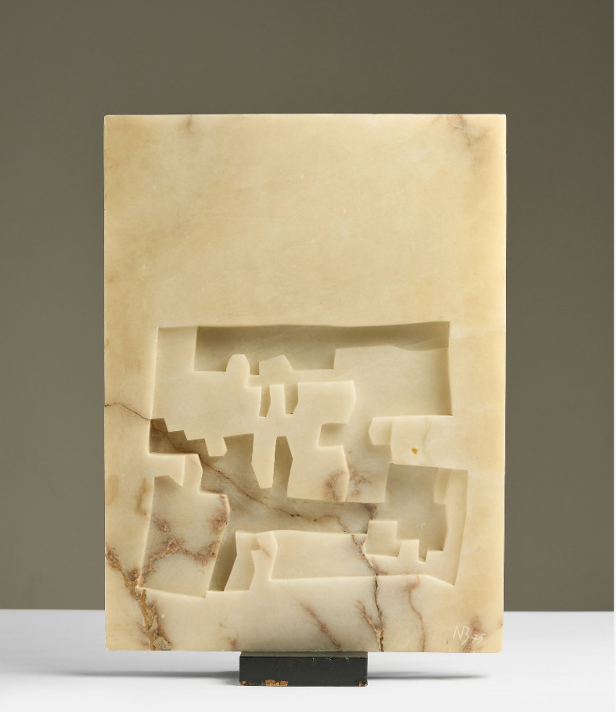 Néstor Basterretxea, Composition, 1975, albâtre sculpté et gravé. Courtesy Côte Basque Enchères