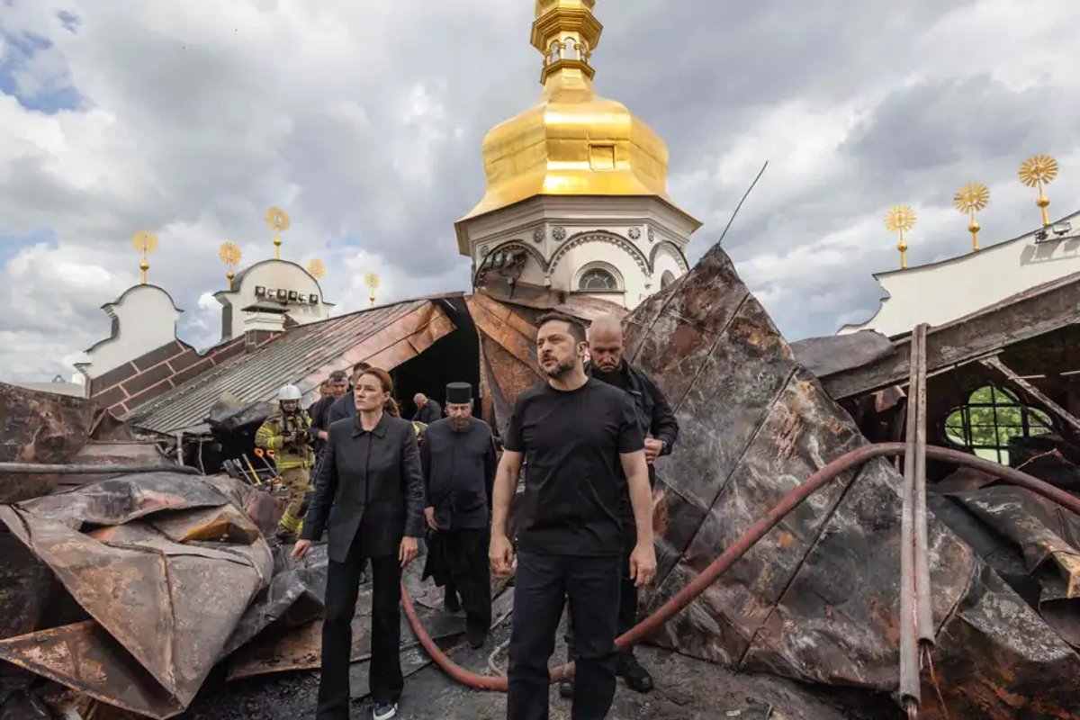 Le président ukrainien, Volodymyr Zelensky, et la première ministre ukrainienne, Yulia Svyrydenko, visitent la cathédrale de la Dormition, à Kyiv, touchée par un drone russe, le 15 juin 2026. Service de presse de la présidence ukrainienne