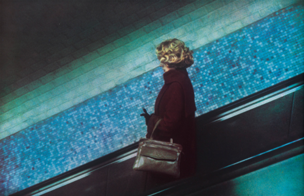 Dolorès Marat, La Femme aux gants, 1987, tirage au charbon en quadrichromie (procédé Fresson), Paris, Maison européenne de la photographie. © Dolorès Marat