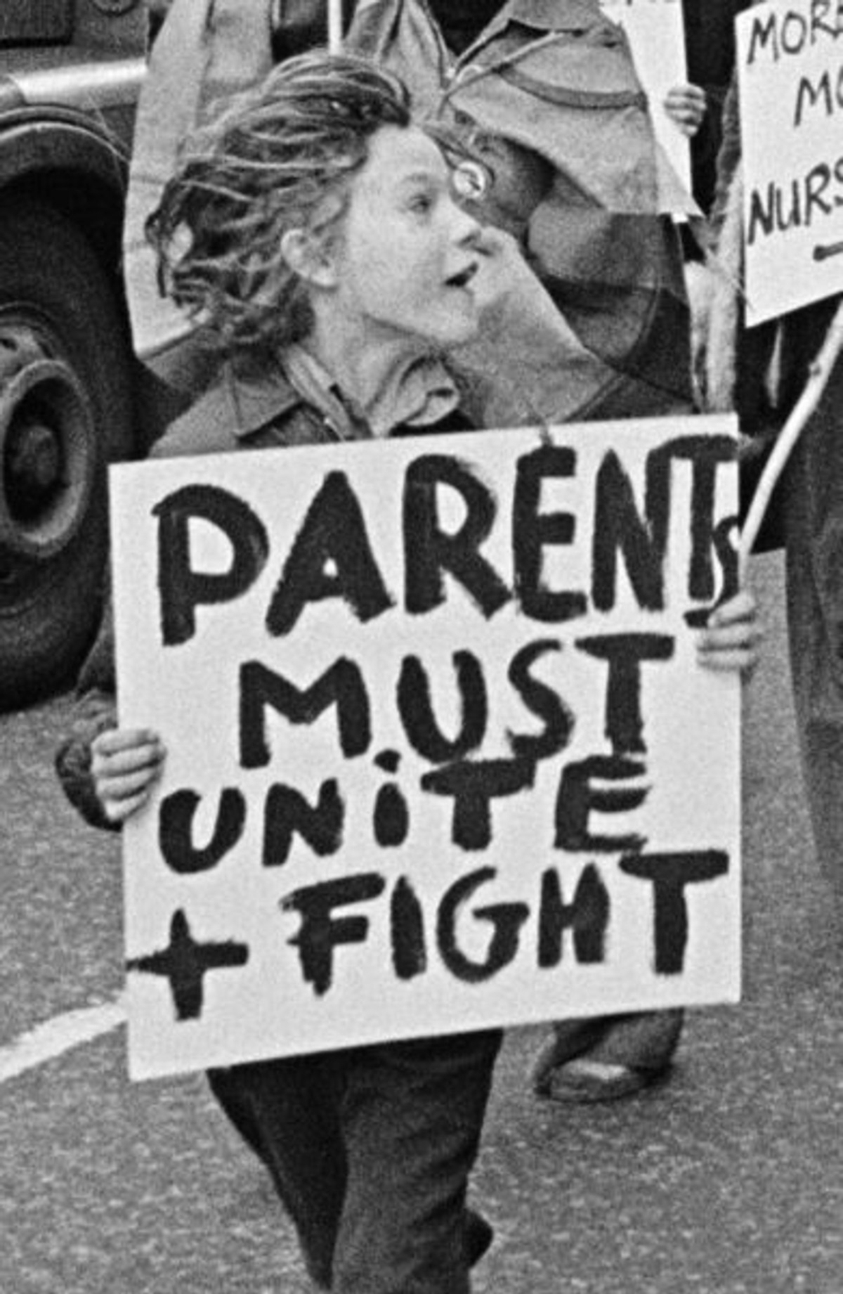 Camille Richert, Parents Must Unite + Fight. Hackney Flashers : agitprop, travail et féminisme socialiste en Angleterre, Nevers, Tombolo Presses, 2024, 224 pages, 38 euros.