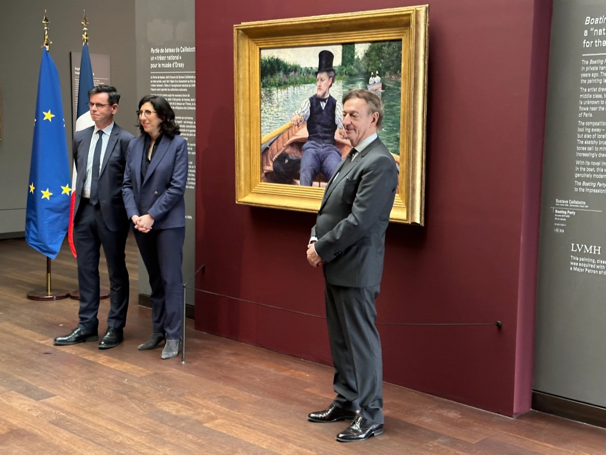 Christophe Leribault, président du musée d’Orsay, Rima Abdul Malak, ministre de la Culture, et Jean-Paul Claverie, conseiller du PDG de LVMH Bernard Arnault, devant le tableau de Caillebotte classé Trésor national. Photo : Philippe Régnier