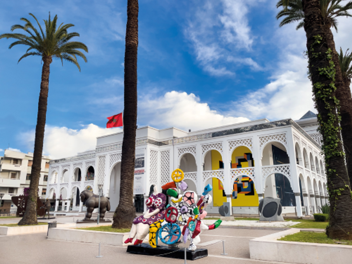 Vue du musée Mohammed VI d’art moderne et contemporain, à Rabat, avec, au premier plan, une œuvre de Niki de Saint Phalle.
© Fondation nationale des musées, 2023