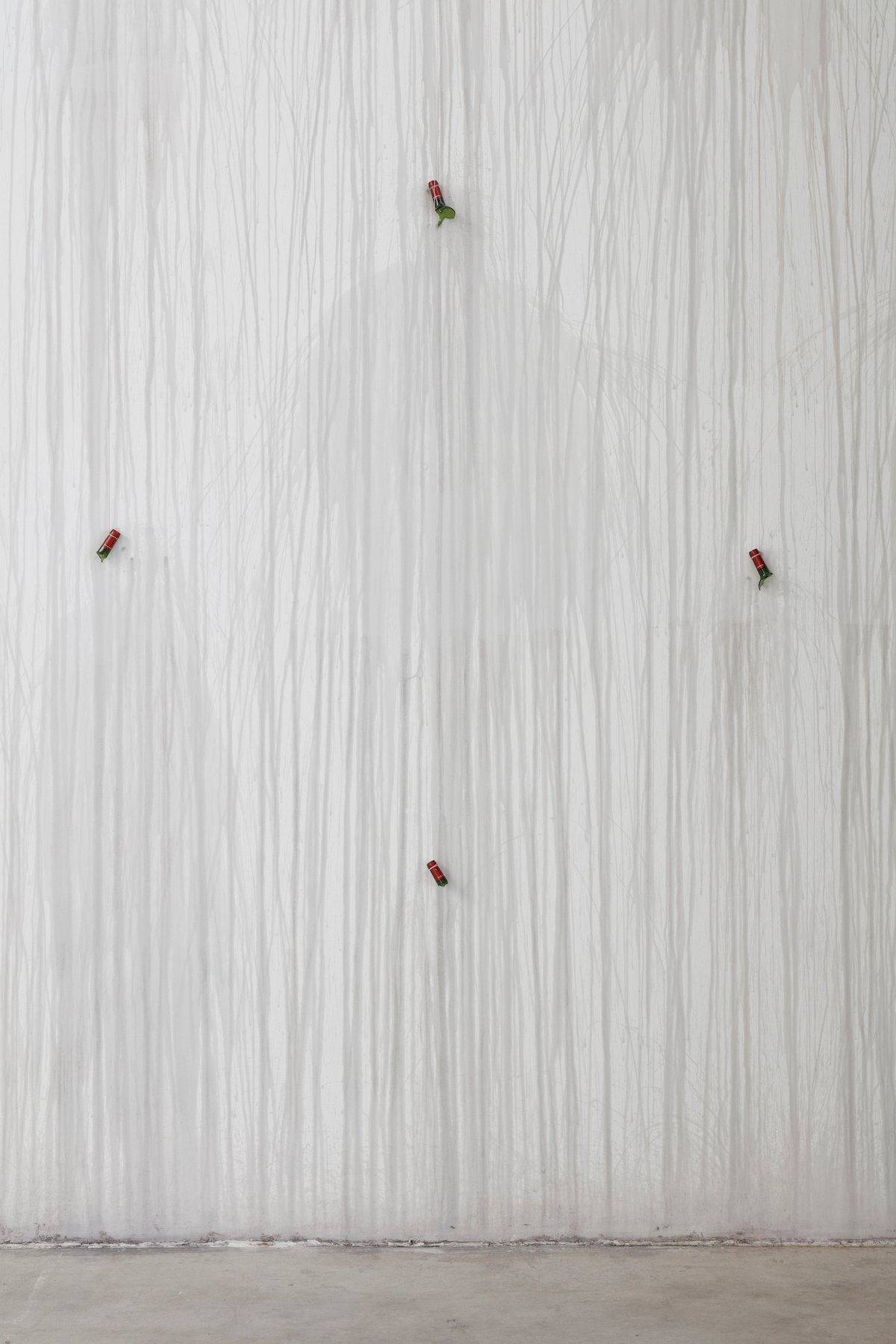 Vue de l’exposition « Vrac Multivrac » de Delphine Reist, 2022, Delphine Reist, Tesson, 2013-2022. © Delphine Reist, Galerie Lange + Pult, Galerie Laurent Godin. Photo : Emmanuel Watteau