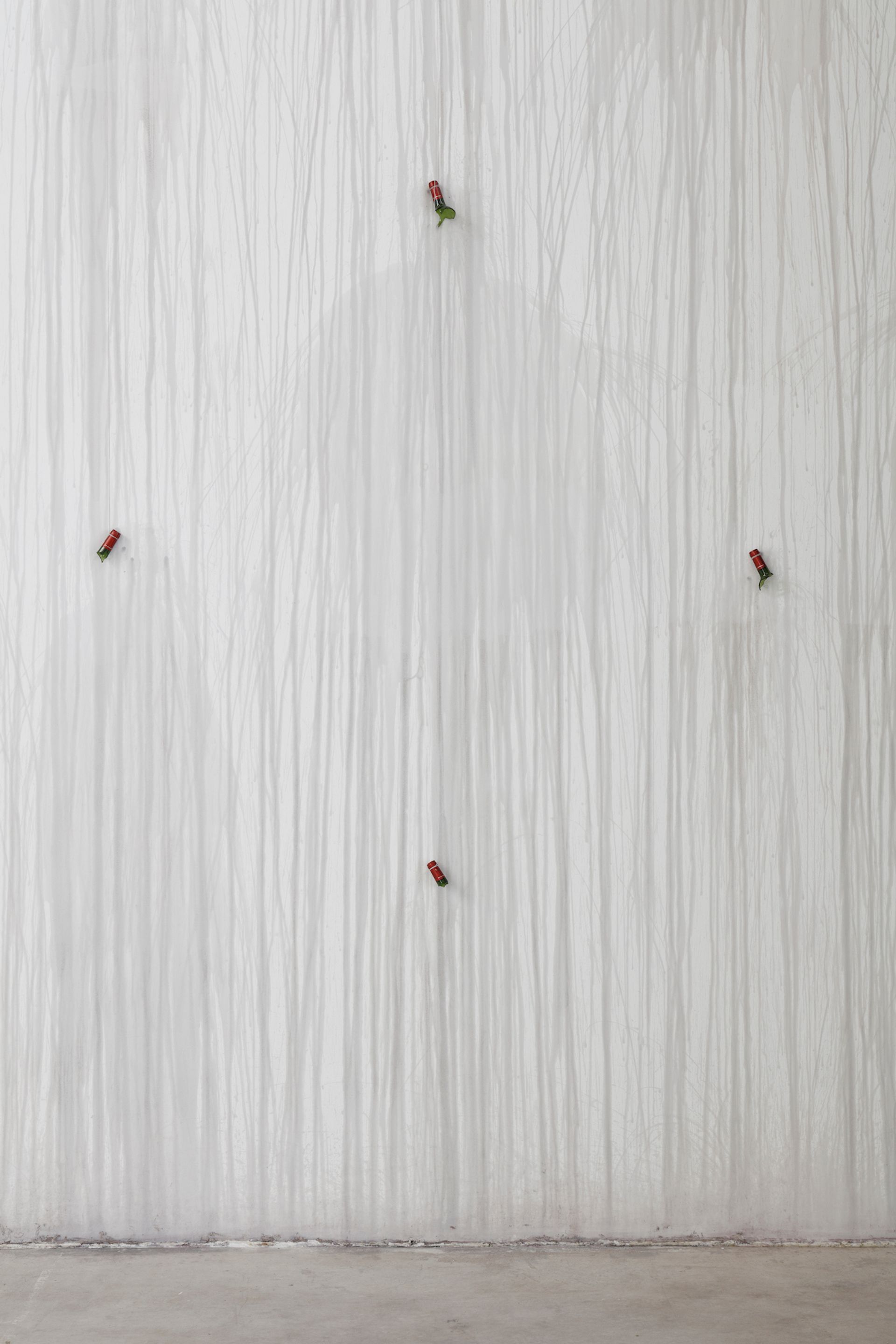 Vue de l’exposition « Vrac Multivrac » de Delphine Reist, 2022, Delphine Reist, Tesson, 2013-2022. © Delphine Reist, Galerie Lange + Pult, Galerie Laurent Godin. Photo : Emmanuel Watteau
