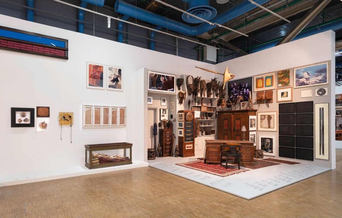 Vue de l’exposition « Énormément bizarre. La collection Jean Chatelus, donation de la Fondation Antoine de Galbert », Paris, Centre Pompidou, 2025. ©Centre Pompidou MNAM-CCI/Audrey Laurans