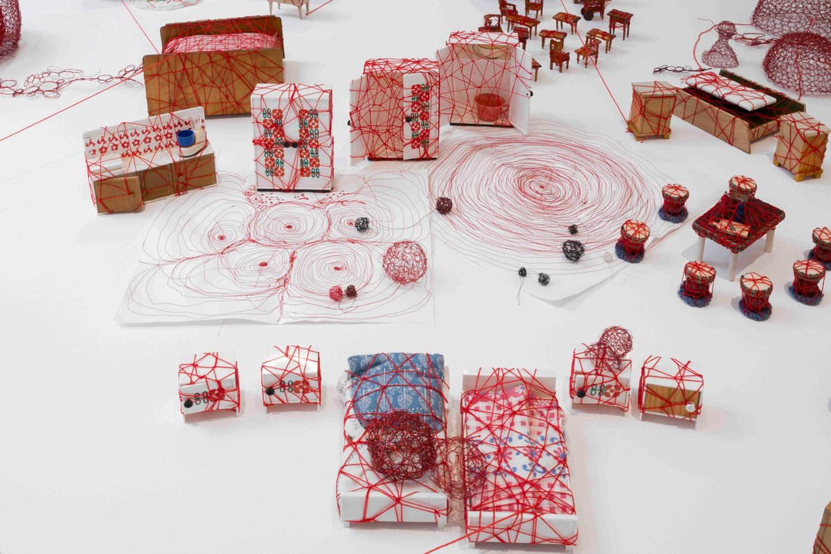 Chiharu Shiota, Living Inside, 2021, techniques mixtes. Courtesy Chiharu Shiota et galerie Templon Paris/ Bruxelles. Photo : Isabelle Arthuis