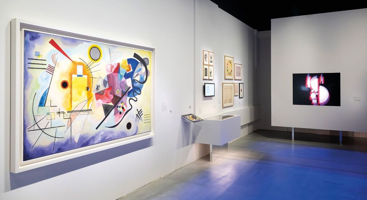 Vue de l’exposition « Kandinsky. La musique des couleurs », Philarmonie de Paris, 2025 ; à gauche : Gelb-Rot-Blau (Jaune-rouge-bleu), 1925, huile sur toile, Centre Pompidou, Paris. Courtesy de la Philharmonie de Paris. Photo Joachim Bertrand