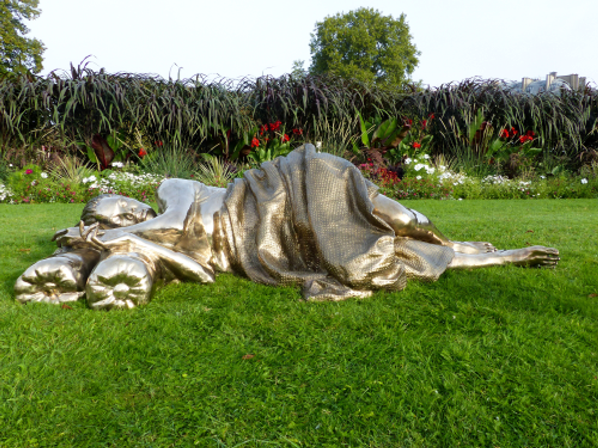 Zanele Muholi, Muholi V, 2023, bronze, 250 × 134 × 66 cm, édition de 5 ex. + 2AP. © Galerie Galerie Carole Kvasnevski. Courtesy of Galerie Carole Kvasnevski & Muholi international Productions