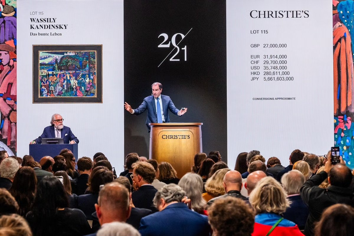 Adrien Meyer, directeur mondial des ventes privées et coprésident du département d’art impressionniste et moderne de Christie’s, lors de la vente de Das bunte Leben (1907) de Vassily Kandinsky. Courtesy Christie’s
