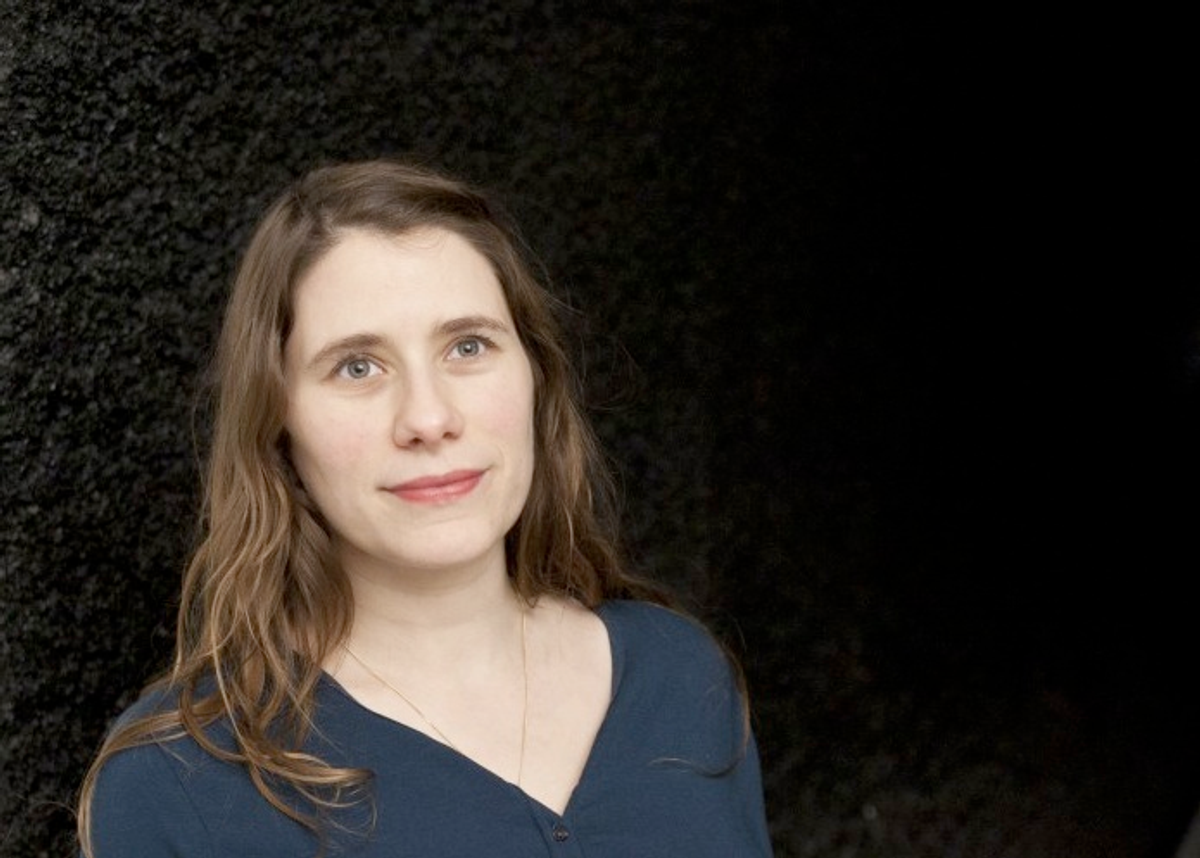 Après avoir étudié la photographie, l’art et la critique d’art aux États- Unis, puis en France, Marcelline Delbecq s’est peu à peu éloignée de la production d’objets pour faire de l’écriture son principal outil. Son essai Camera a été publié le mois dernier par l’éditeur new-yorkais Ugly Duckling Presse. Elle termine un doctorat du programme Sciences, Arts, Création, Recherche (SACRe) à l’École normale supérieure, à Paris. © Thibaut Voisin