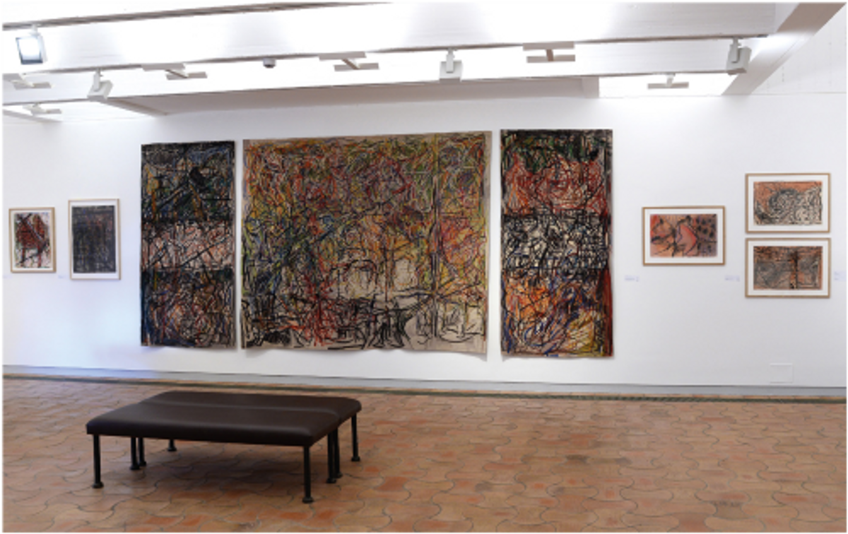 Vue de l’exposition « Jean Paul Riopelle. Parfums d’ateliers » à la Fondation Maeght avec, au fond, Tapisserie no 2 – L’Arbre, 1972, laine. © Roland Michaud