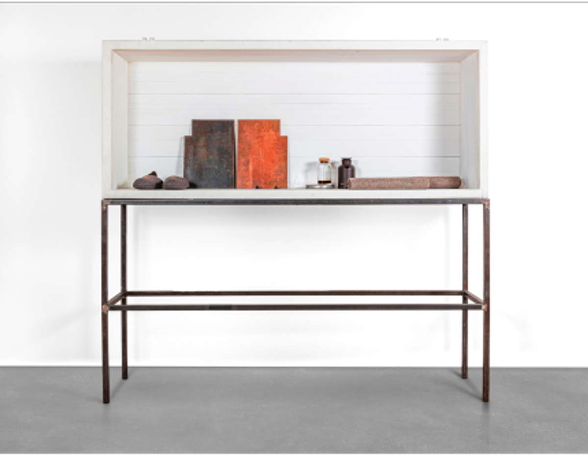 Joseph Beuys, Doppelobjekte, 1985, vitrine en verre, bois, métal et divers objets (est. 200 000-300 000 euros). 

©Sotheby’s