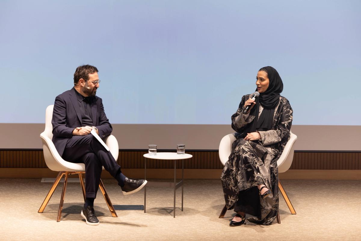 Vincenzo de Bellis, Chief Artistic Director et directeur mondial des salons Art Basel, et Cheikha Reem Al Thani, directrice générale adjointe chargée des expositions, de l’art public et de Rubaiya Qatar au sein de Qatar Museums, en conversation lors du point presse d’Art Basel Qatar le 28 octobre 2025. Photo Art Basel Qatar