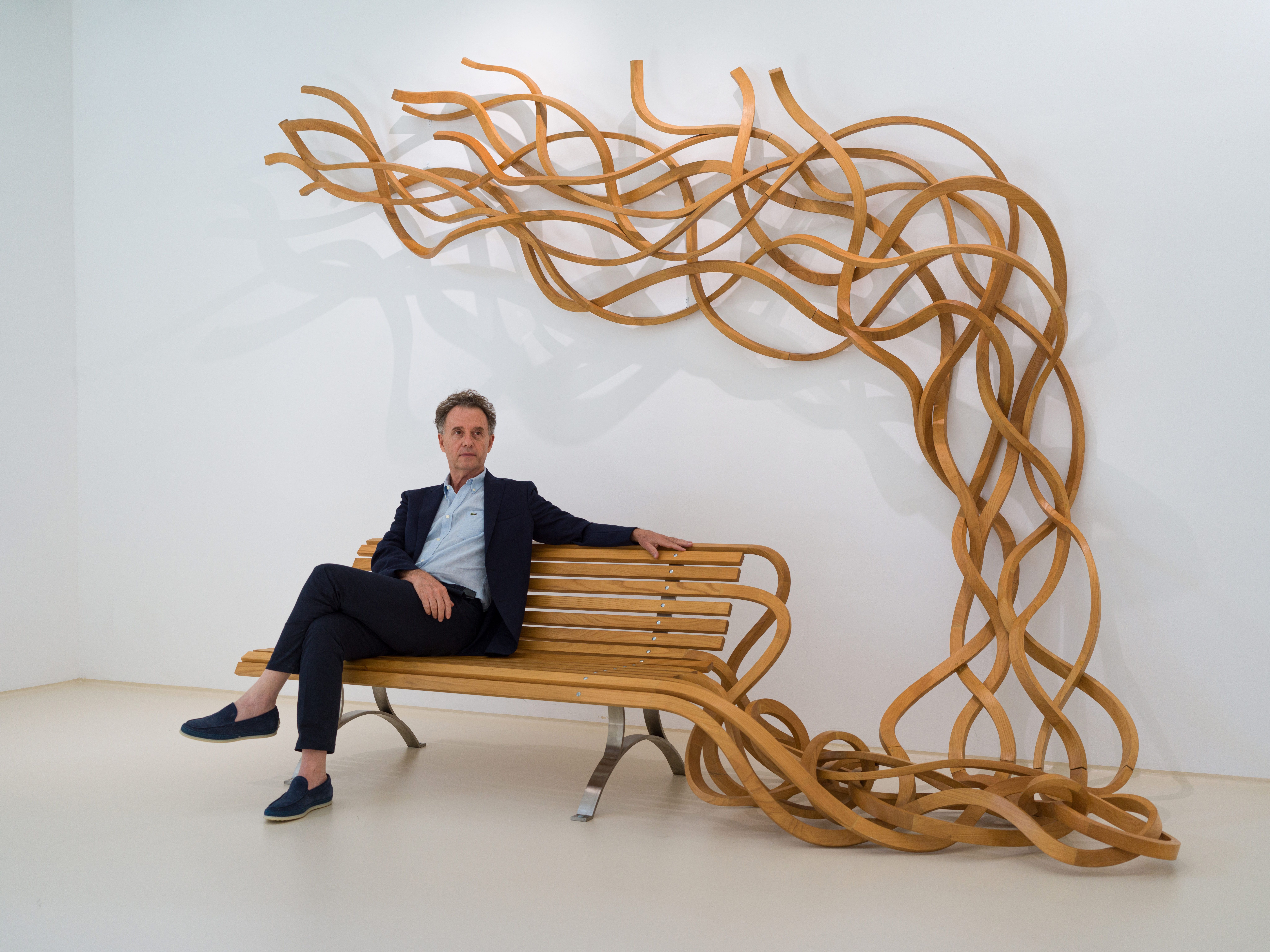 Portrait de Pablo Reinoso avec l’œuvre Curly Bench (2019). Photo : Rodrigo Reinoso