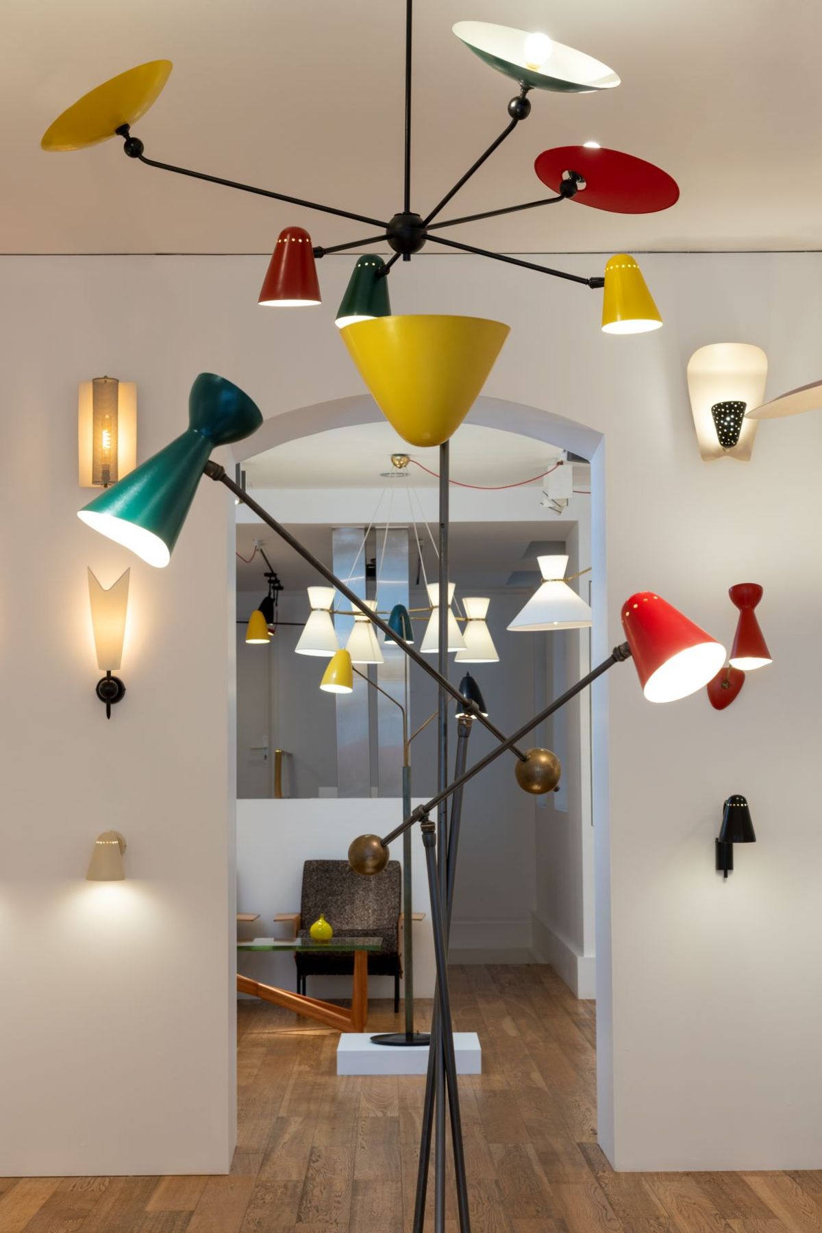 Vue de l’exposition « Robert Mathieu : 100 ans/ 100 luminaires. Deuxième partie : 1955-1965 », à la galerie Pascal Cuisinier. © galerie Pascal Cuisinier