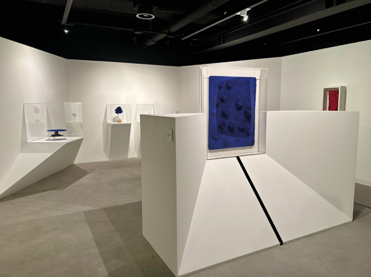 Vue de l’exposition « Yves Klein et Arman. Le Vide et Le Plein », Lugano, Collezione Giancarlo e Danna Olgiati, 2024.
Photo Philippe Régnier