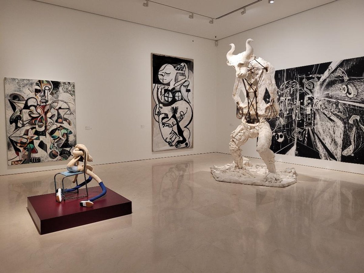 Vue de l'exposition « The Echo of Picasso » au Museo Picasso Malaga, avec au centre Minotaur de Thomas Houseago. Photo A.C.