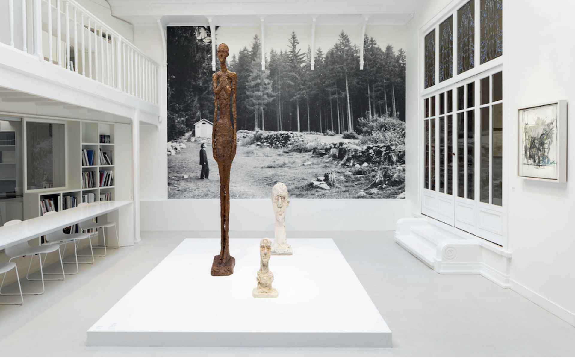Vue de l’exposition « Alberto Giacometti. Un arbre comme une femme, une pierre comme une tête » ; Alberto Giacometti, Grande femme II (1960) et deux Grande tête (1958). © Succession Alberto Giacometti / ADAGP, Paris 2022