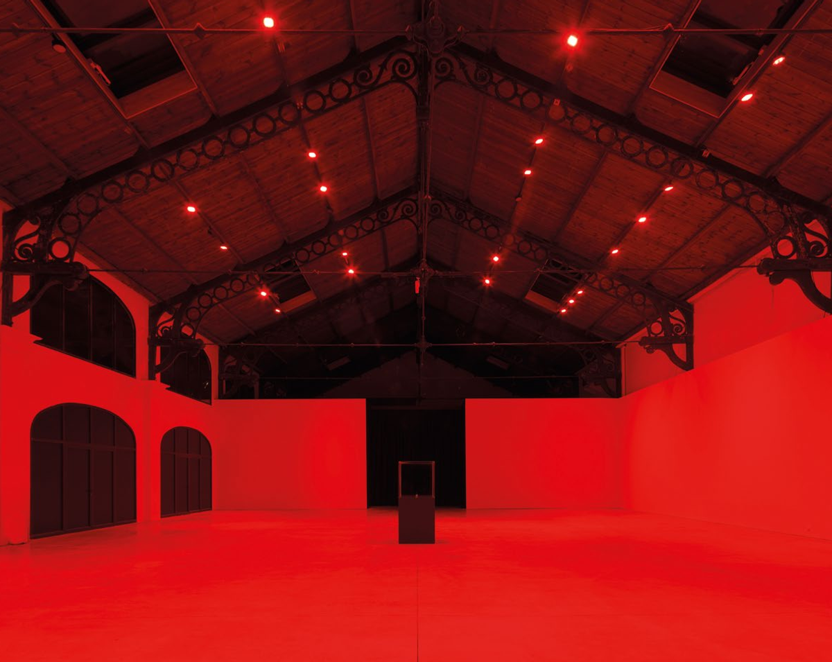 Vue de l’exposition « La Fin du Monde : Alfredo Jaar », La Patinoire Royale Bach, Bruxelles, 2025. © Photo Alfredo Jaar