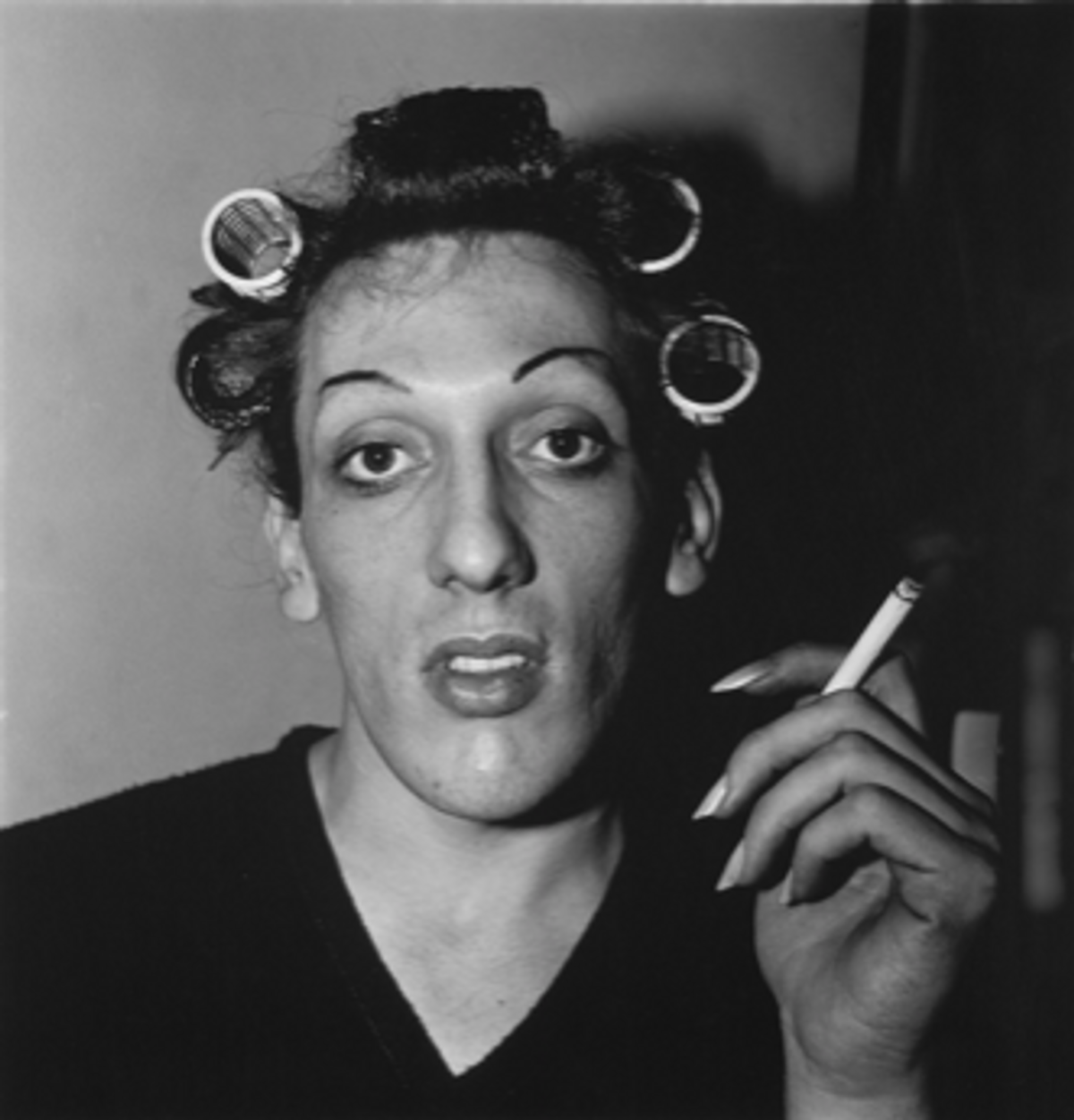Diane Arbus, A Young Man in Curlers at Home on West 20th Street, N.Y.C., 1966, photographie. © The Estate of Diane Arbus. Courtesy de la collection Maja Hoffmann/ LUMA Foundation