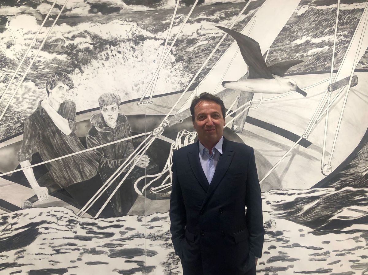 Emmanuel Perrotin sur le stand de la galerie à la FIAC devant The Albatros (2021) d’Hernan Bas, vendu entre 150 000 et 200 000 dollars. Courtesy galerie Perrotin.