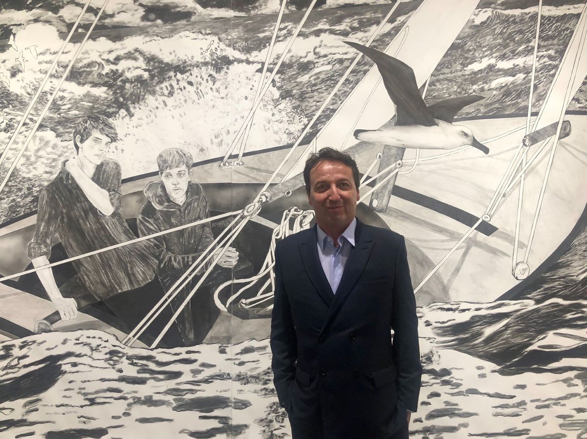 Emmanuel Perrotin sur le stand de la galerie à la FIAC devant The Albatros (2021) d’Hernan Bas, vendu entre 150 000 et 200 000 dollars. Courtesy galerie Perrotin.