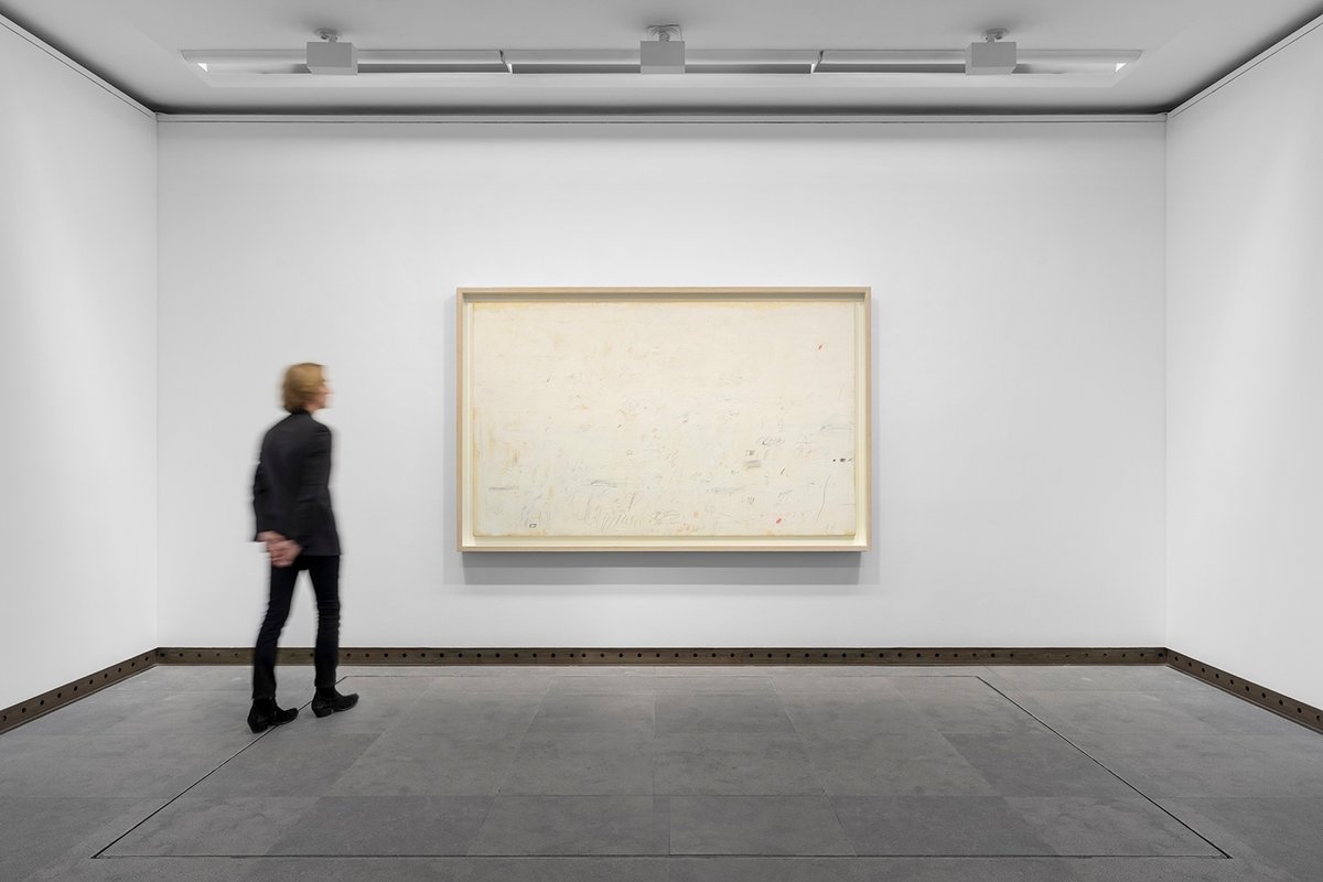 Vue de l’exposition « Cy Twombly : Sperlonga 1959 » à la Galerie Karsten Greve, Paris. Courtesy Galerie Karsten Greve