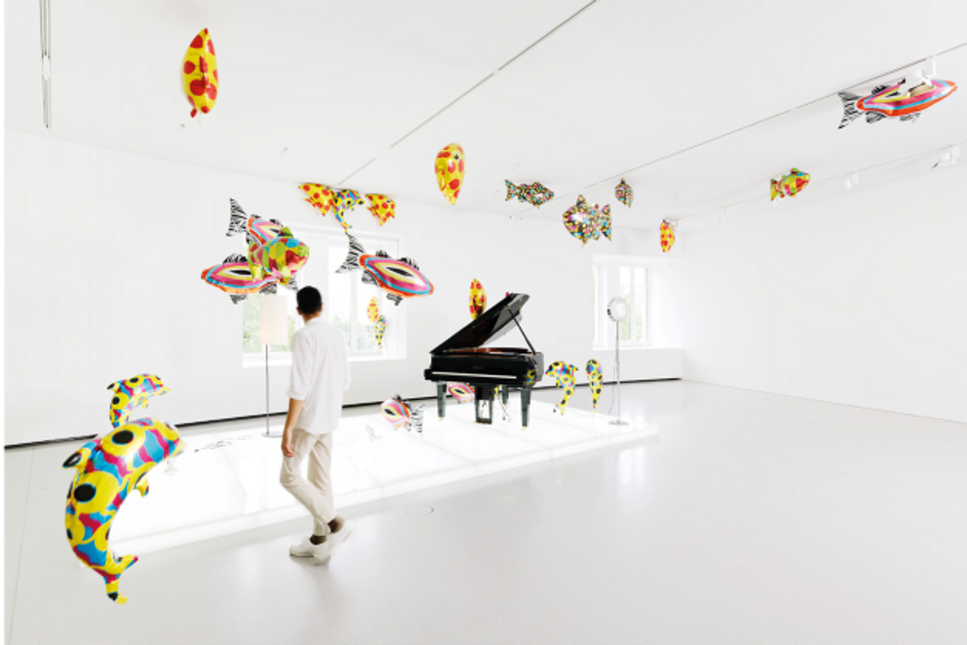 Philippe Parreno, Quasi Objects : My Room is a Fish Bowl, AC/DC Snakes, Happy Ending, Il Tempo del Postino, Opalescent acrylic glass podium, Disklavier Piano, 2014-2022, techniques mixtes.
Courtesy de l’artiste et Pinault Collection