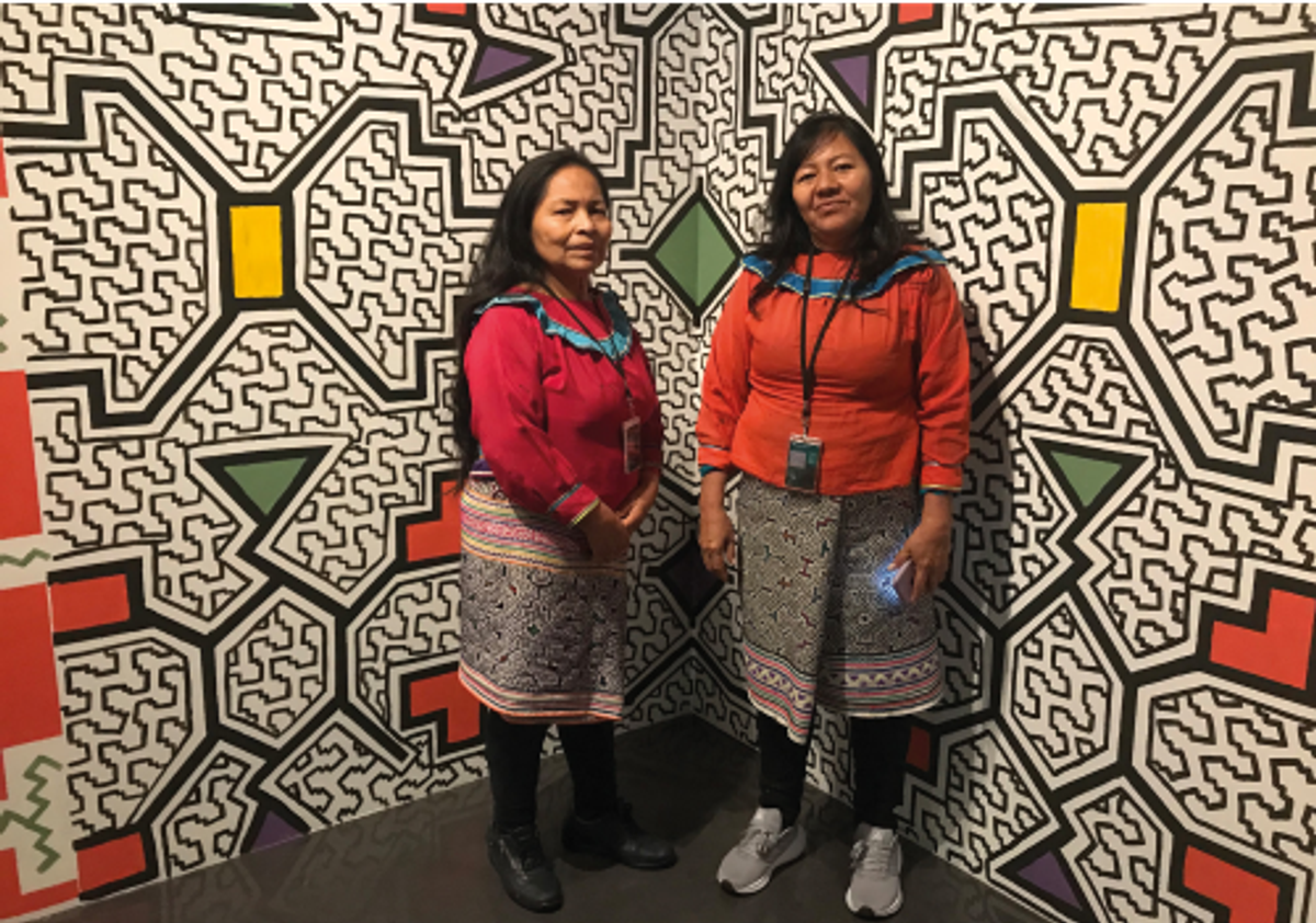 Luz Franco et Nimia Nunta du Collectivo Shipibas Muralitas devant leur mur peint pour l’exposition « Visions chamaniques. Arts de l’ayahuasca en Amazonie péruvienne», musée du quai Branly – Jacques Chirac, Paris, 2023. © Bérénice Geoffroy-Schneiter