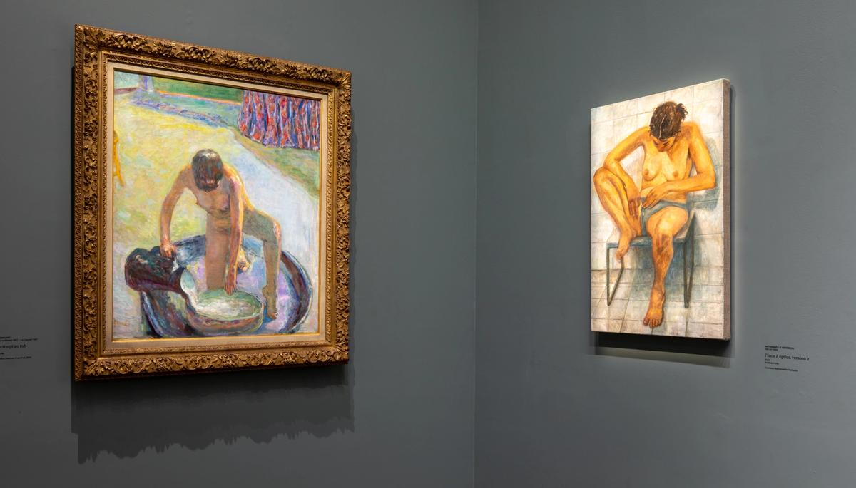 Vue de l’exposition « Nathanaëlle Herbelin » au musée d’Orsay, à Paris. À gauche : Pierre Bonnard, Nu accroupi au tub, 1918, huile sur toile, 85,3 x 74,5 cm, collection Musée d'Orsay, donation sous réserve d’usufruit, 2010. À droite : Nathanaëlle Herbelin, Pince à épiler version 2, 2024, huile sur toile, 76 x 51 cm. Courtesy Nathanaëlle Herbelin. © Sophie Crépy - musée d’Orsay. © ADAGP, Paris, 2024