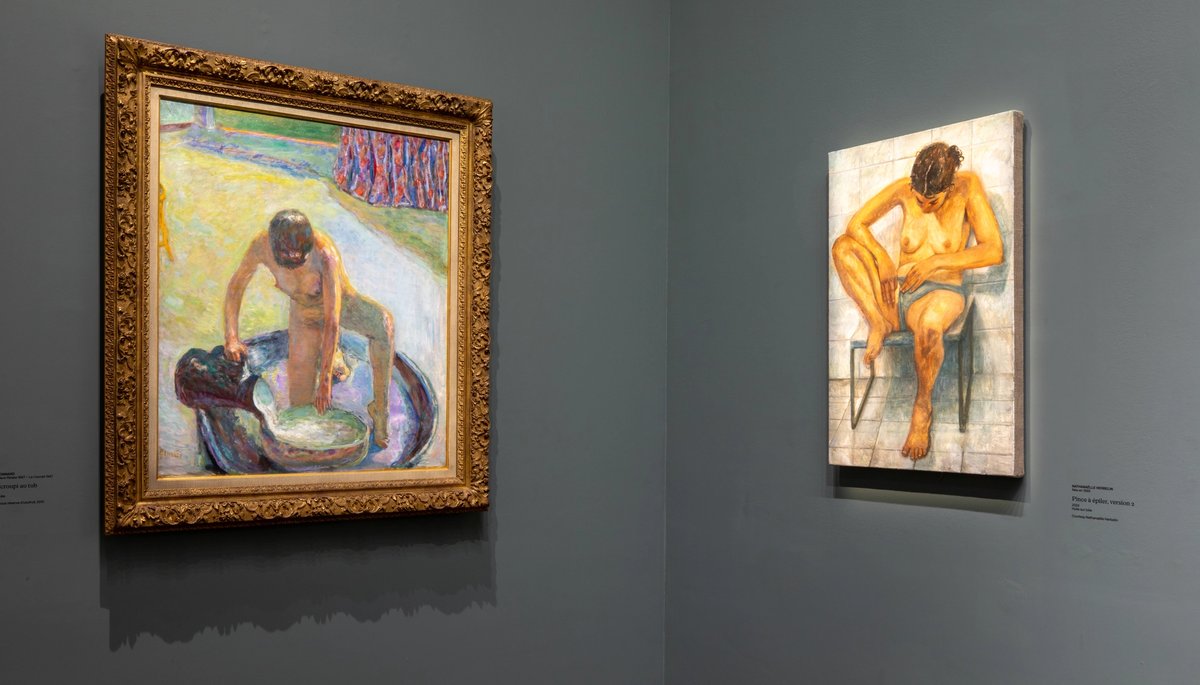Vue de l’exposition « Nathanaëlle Herbelin » au musée d’Orsay, à Paris. À gauche : Pierre Bonnard, Nu accroupi au tub, 1918, huile sur toile, 85,3 x 74,5 cm, collection Musée d'Orsay, donation sous réserve d’usufruit, 2010. À droite : Nathanaëlle Herbelin, Pince à épiler version 2, 2024, huile sur toile, 76 x 51 cm. Courtesy Nathanaëlle Herbelin. © Sophie Crépy - musée d’Orsay. © ADAGP, Paris, 2024