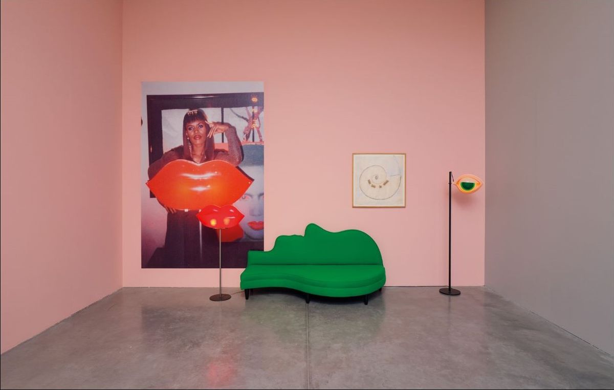 Vue de l’exposition « Nicola L. Chelsea Girl » au Frac Bretagne, Rennes, 2025. De gauche à droite : lampadaire Bouche, 1969, fût en acier brossé et réflecteur en Plexiglass rouge ; canapé Profil, 1992, bois laqué et cachemire vert ; Snail/From Zero to Infinity, 1993, dessin ; lampadaire L’Œil, 2008, plastique, acier et acier chromé. © Nicola L. Collection and Archive. Courtesy d’Alison Jacques, Londres, et de la galerie Pierre- Alain Challier, Paris. Photo Aurélien Mole