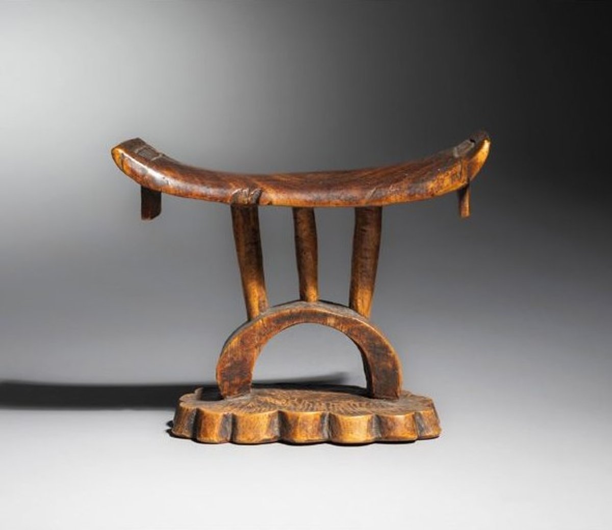 Appuie-nuque tsonga, Afrique du Sud, début du xxe siècle, bois. © Galerie Lucas Ratton, Paris